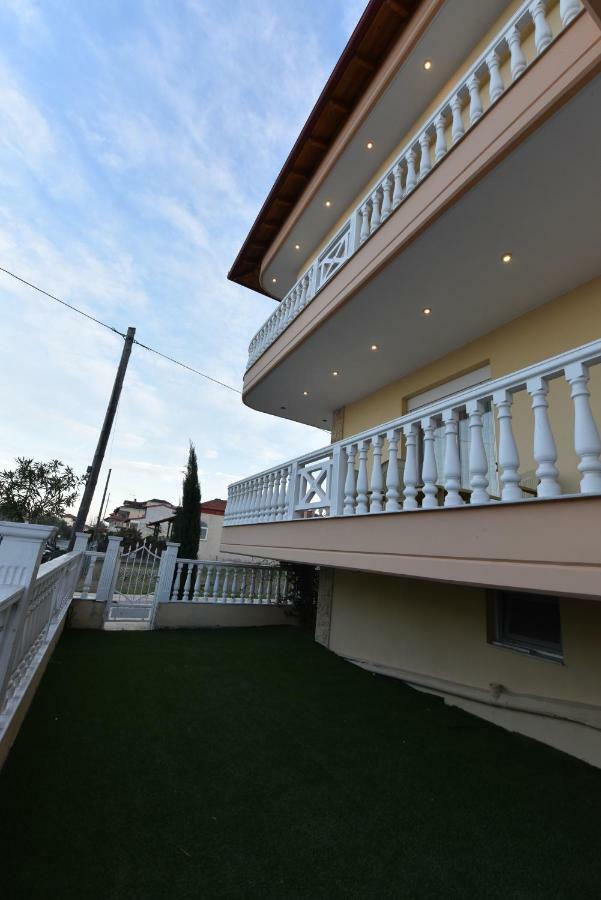 Artisti Elena Paralía Exterior foto